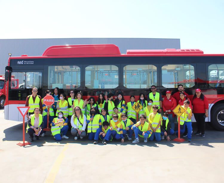 Prevención y educación vial: 5° Básico del Colegio de Asís visitó terminal Los Lingues de Metbus