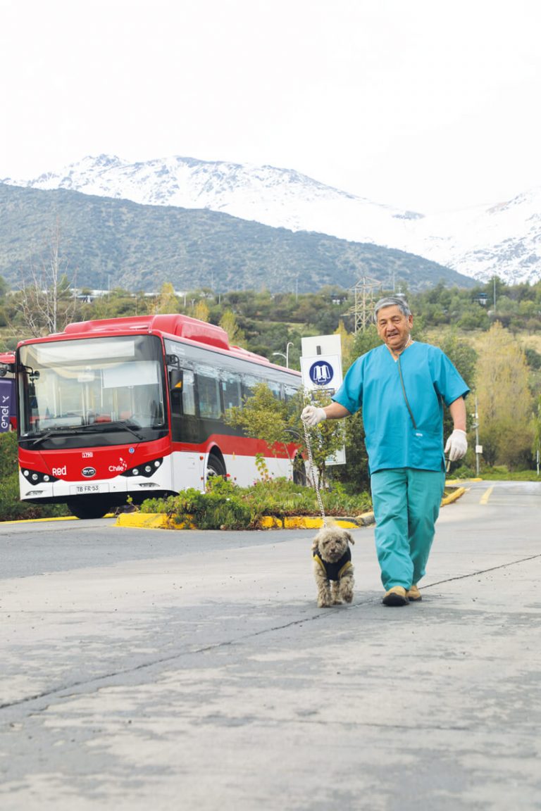 Miguel Lorca, médico veterinario que atiende más de 70 perros en los terminales de Metbus